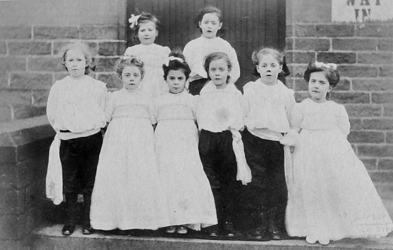 Long Preston School group - 1906-7.jpg - Long Preston School Group.  Back row: First girl from the left, with hair ribbon, is Hannah Margaret Armistead, born 1901,  - hence estimated date of photo is 1906 / 1907